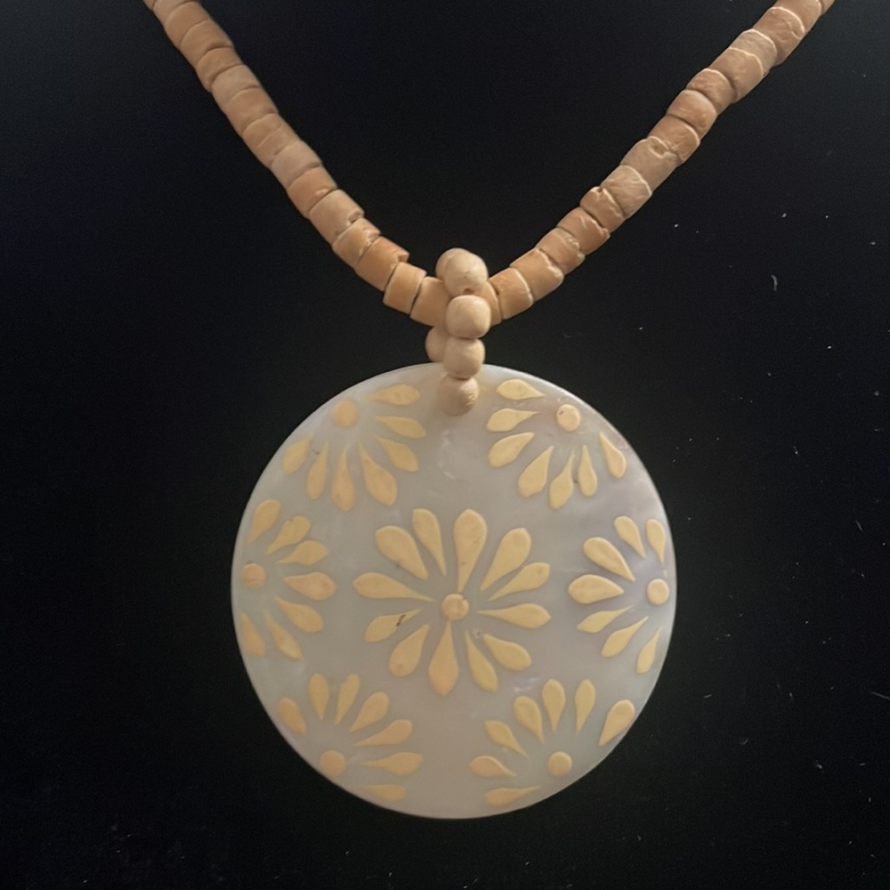 Spring Floral Shell Necklace - - Picture 2 of 4